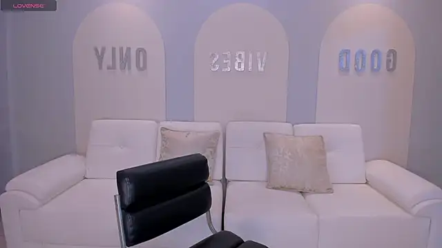 Snapshot of SunnyRivers chatting on 10/24/25, 03:52 SunnyRivers online show from 10/24/25, 03:52