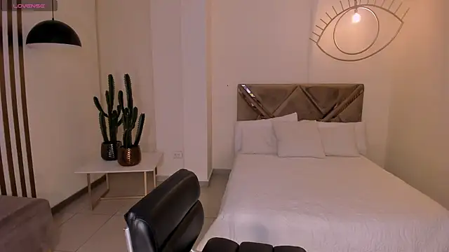 Snapshot of SunnyRivers chatting on 10/28/25, 05:48 SunnyRivers online show from 10/28/25, 05:48