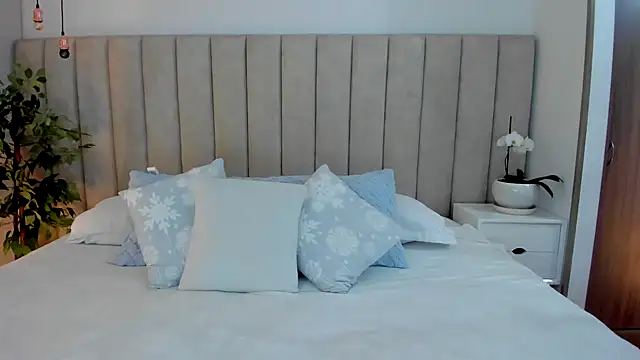 Snapshot of dara__ chatting on 12/14/24, 11:45 dara online show from 12/14/24, 11:45