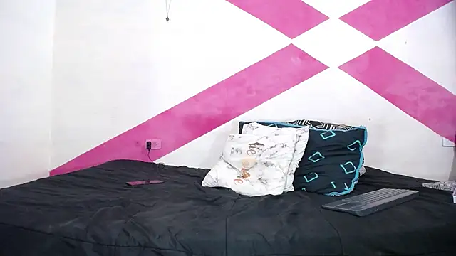 Snapshot of MIA_luxce29 chatting on 01/08/25, 01:32 MIA luxce29 online show from 01/08/25, 01:32