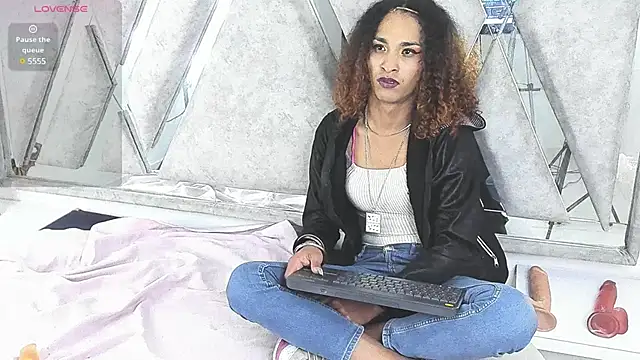 StefanyMiler online show from 12/17/24, 10:01