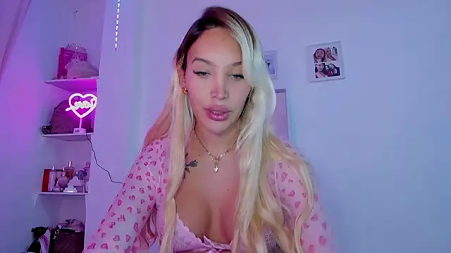 Snapshot of _viioletweekend_ chatting on 12/01/25, 07:30 viioletweekend online show from 12/01/25, 07:30