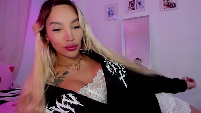 Snapshot of _viioletweekend_ chatting on 12/04/25, 11:24 viioletweekend online show from 12/04/25, 11:24