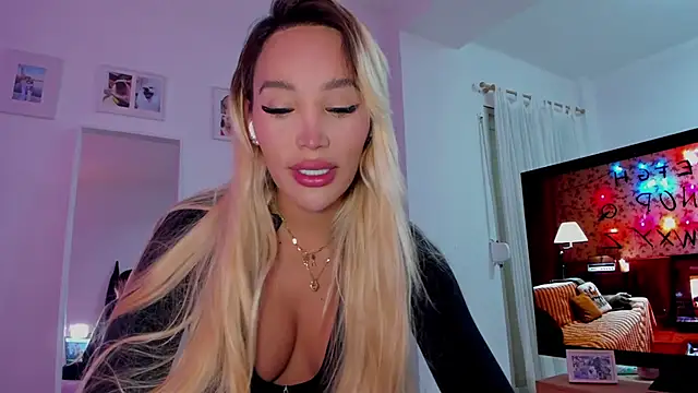 Snapshot of _viioletweekend_ chatting on 12/16/25, 08:47 viioletweekend online show from 12/16/25, 08:47