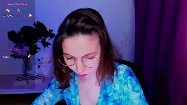 Snapshot of KindHazelHere_ chatting on 04/18/26, 06:12 KindHazelHere online show from 04/18/26, 06:12