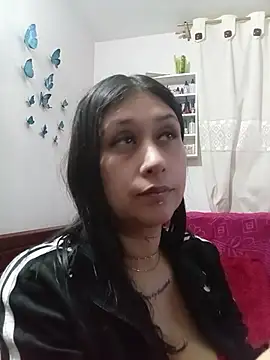 Snapshot of Giuliana90 chatting on 04/19/26, 03:17 Giuliana90 online show from 04/19/26, 03:17