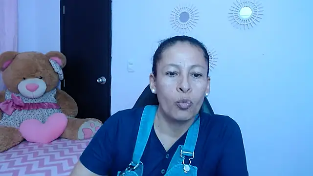 Snapshot of mature_martina chatting on 01/23/25, 10:33 mature martina online show from 01/23/25, 10:33