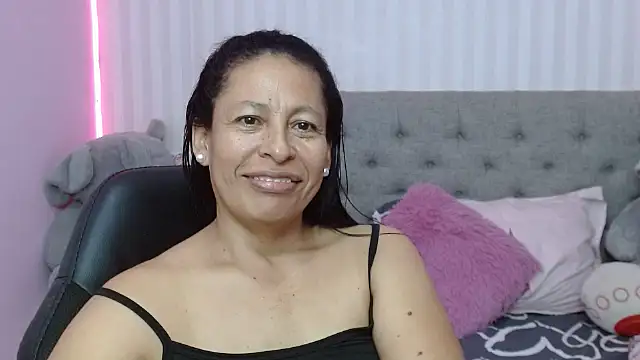 Snapshot of mature_martina chatting on 02/05/25, 06:13 mature martina online show from 02/05/25, 06:13