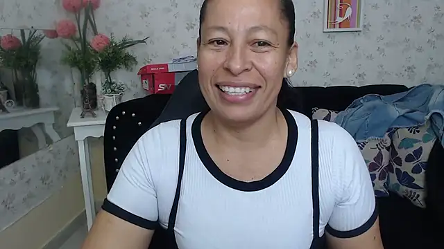 Snapshot of mature_martina chatting on 03/21/25, 12:06 mature martina online show from 03/21/25, 12:06