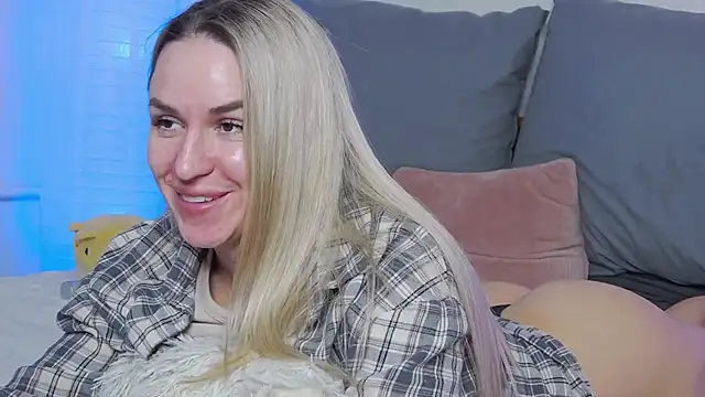 SofiJames online show from 03/04/25, 10:24