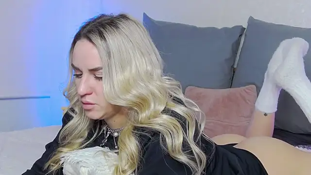 SofiJames online show from 03/06/25, 06:19