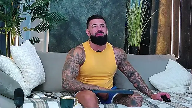 Snapshot of masterkingofmusclee chatting on 09/17/25, 07:21 masterkingofmusclee online show from 09/17/25, 07:21