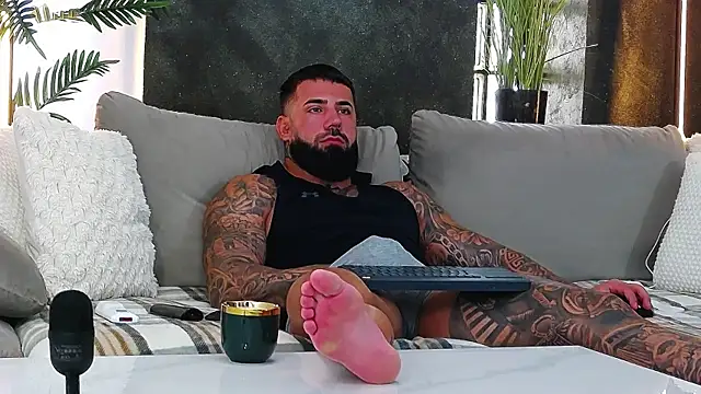 Snapshot of masterkingofmusclee chatting on 09/22/25, 09:00 masterkingofmusclee online show from 09/22/25, 09:00