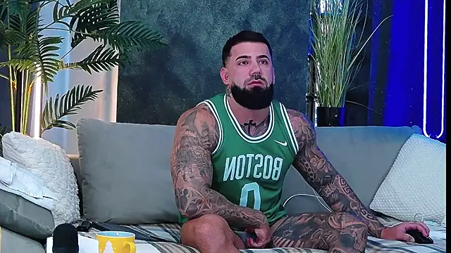 Snapshot of masterkingofmusclee chatting on 10/04/25, 06:55 masterkingofmusclee online show from 10/04/25, 06:55