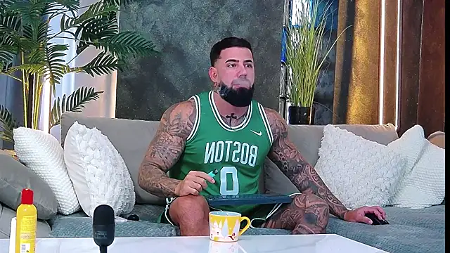 Snapshot of masterkingofmusclee chatting on 10/06/25, 07:28 masterkingofmusclee online show from 10/06/25, 07:28