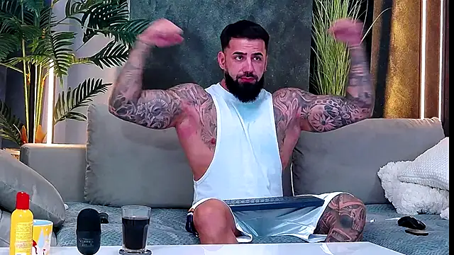 Snapshot of masterkingofmusclee chatting on 10/07/25, 08:28 masterkingofmusclee online show from 10/07/25, 08:28