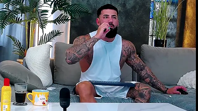 Snapshot of masterkingofmusclee chatting on 10/09/25, 11:30 masterkingofmusclee online show from 10/09/25, 11:30