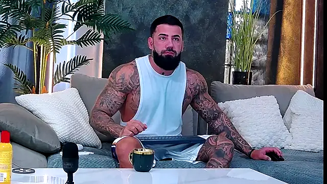 Snapshot of masterkingofmusclee chatting on 10/10/25, 05:39 masterkingofmusclee online show from 10/10/25, 05:39