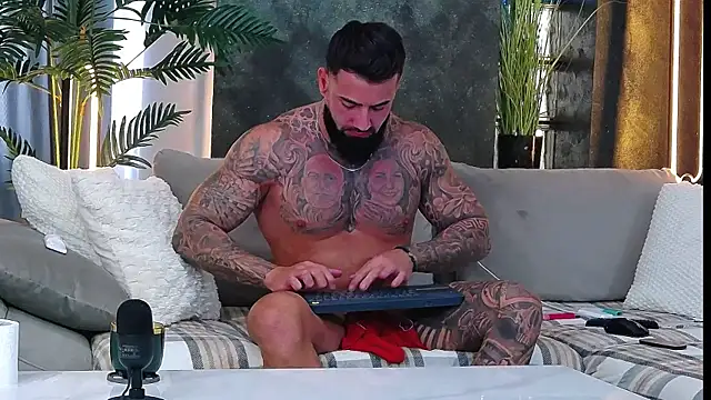 Snapshot of masterkingofmusclee chatting on 10/13/25, 09:31 masterkingofmusclee online show from 10/13/25, 09:31