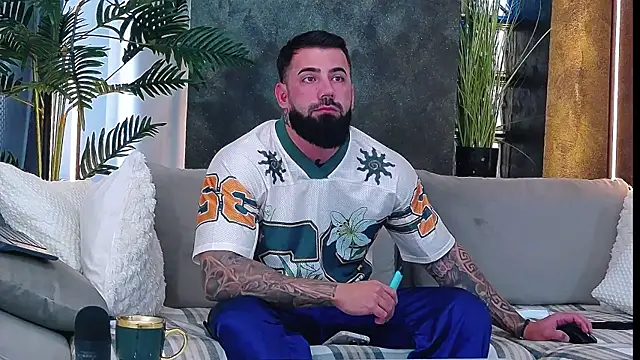 Snapshot of masterkingofmusclee chatting on 10/16/25, 08:15 masterkingofmusclee online show from 10/16/25, 08:15