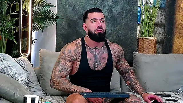 Snapshot of masterkingofmusclee chatting on 11/03/25, 08:15 masterkingofmusclee online show from 11/03/25, 08:15