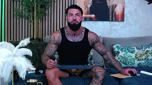 Snapshot of masterkingofmusclee chatting on 07/20/26, 08:17 masterkingofmusclee online show from 07/20/26, 08:17