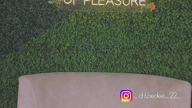 Snapshot of chloe_d chatting on 10/20/25, 11:43 chloe d online show from 10/20/25, 11:43