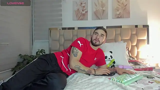 Snapshot of Vanessa_and_liam chatting on 03/12/25, 05:46 Vanessa and liam online show from 03/12/25, 05:46