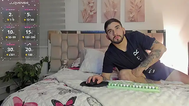 Snapshot of Vanessa_and_liam chatting on 03/13/25, 05:33 Vanessa and liam online show from 03/13/25, 05:33