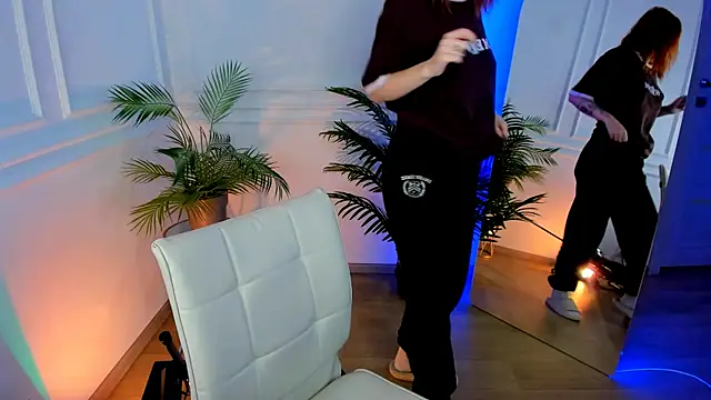 Snapshot of Mira__Blush chatting on 11/16/25, 08:47 Mira Blush online show from 11/16/25, 08:47