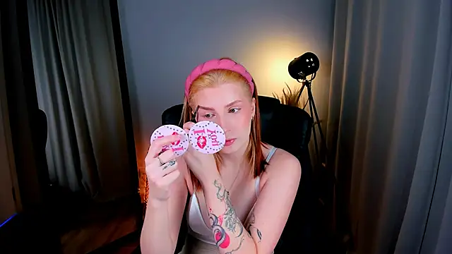 Snapshot of Mira__Blush chatting on 11/23/25, 09:03 Mira Blush online show from 11/23/25, 09:03