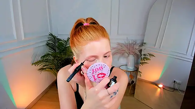 Snapshot of Mira__Blush chatting on 11/30/25, 08:46 Mira Blush online show from 11/30/25, 08:46