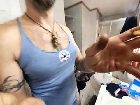 Snapshot of Bi_curious86 chatting on 10/18/25, 05:35 Bi curious86 online show from 10/18/25, 05:35