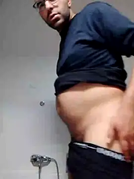 Snapshot of Passivello9 chatting on 11/28/25, 02:14 Passivello9 online show from 11/28/25, 02:14