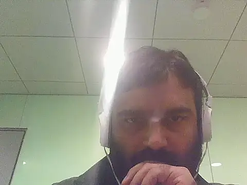 Snapshot of JohnBond009 chatting on 05/21/26, 10:22 JohnBond009 online show from 05/21/26, 10:22