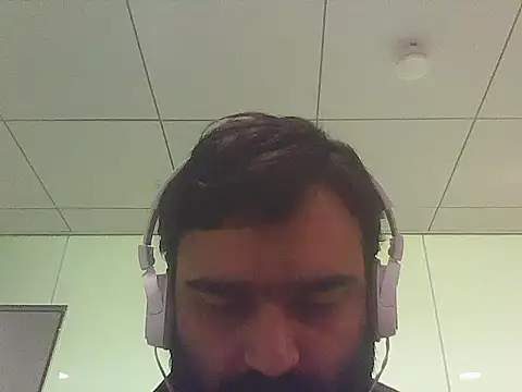 Snapshot of JohnBond009 chatting on 05/22/26, 08:10 JohnBond009 online show from 05/22/26, 08:10