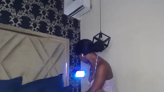 Snapshot of MichaelaCox chatting on 11/04/25, 08:52 MichaelaCox online show from 11/04/25, 08:52