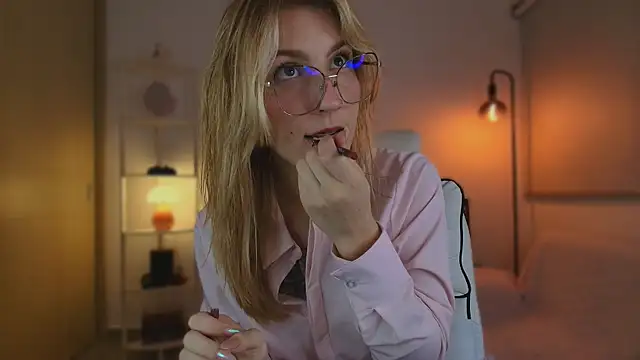 Snapshot of Dakotaa_ chatting on 10/20/25, 05:30 Dakotaa online show from 10/20/25, 05:30