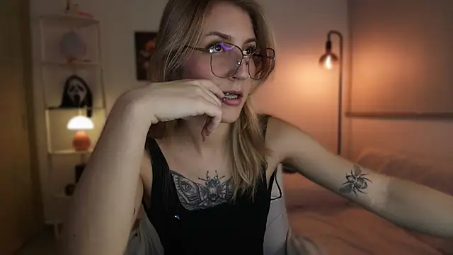 Snapshot of Dakotaa_ chatting on 11/17/25, 04:29 Dakotaa online show from 11/17/25, 04:29