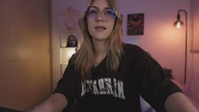 Snapshot of Dakotaa_ chatting on 11/22/25, 04:00 Dakotaa online show from 11/22/25, 04:00