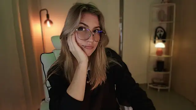 Snapshot of Dakotaa_ chatting on 12/01/25, 04:06 Dakotaa online show from 12/01/25, 04:06