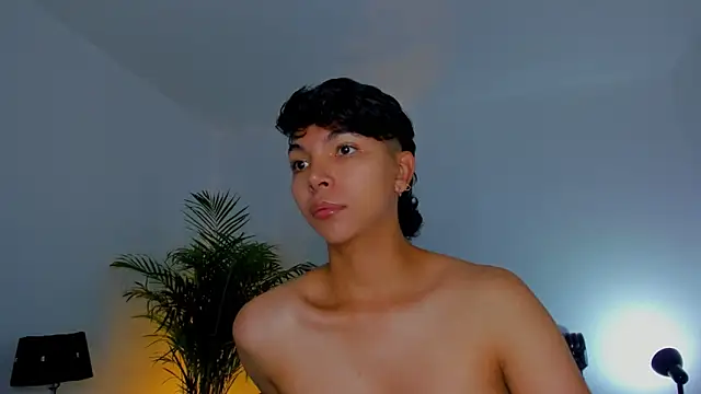 xhenisa  online show from 09/25/25, 06:33