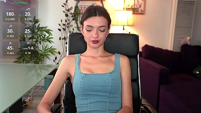 Snapshot of olivia_jeas chatting on 06/27/26, 09:20 olivia jeas online show from 06/27/26, 09:20