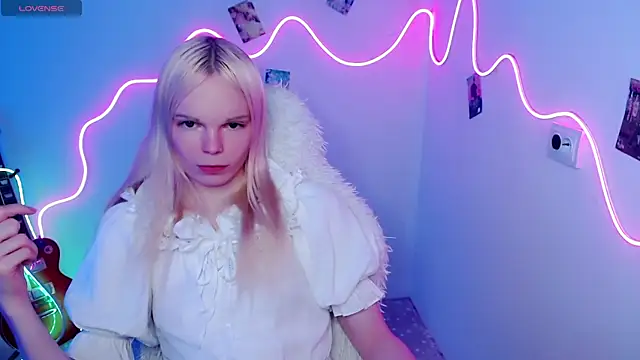 Snapshot of Emily_Nyaffee chatting on 10/28/25, 09:28 Emily Nyaffee online show from 10/28/25, 09:28