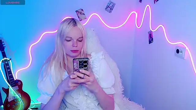 Snapshot of Emily_Nyaffee chatting on 11/03/25, 03:13 Emily Nyaffee online show from 11/03/25, 03:13