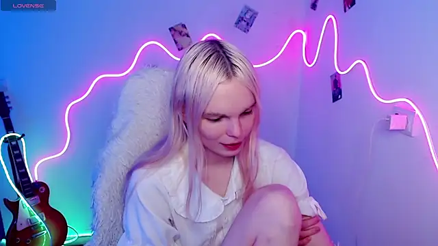 Snapshot of Emily_Nyaffee chatting on 11/05/25, 01:00 Emily Nyaffee online show from 11/05/25, 01:00