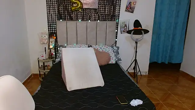 Snapshot of Wilson_Siara chatting on 10/17/25, 04:04 Wilson Siara online show from 10/17/25, 04:04