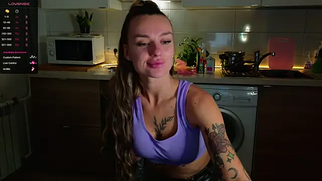 Snapshot of MissLovex chatting on 10/27/25, 03:43 MissLovex online show from 10/27/25, 03:43