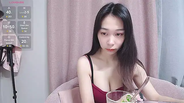 Snapshot of tw_Sutew chatting on 03/19/25, 10:44 tw Sutew online show from 03/19/25, 10:44