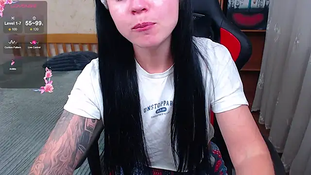 Snapshot of JuicyJess chatting on 11/06/25, 08:32 JuicyJess online show from 11/06/25, 08:32